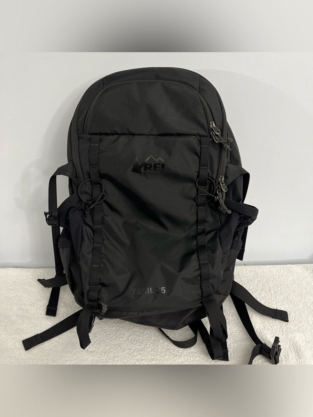 REI Co-op Trail 25 Backpack Black Day Hiking Pack With Rain Cover Rain Cover